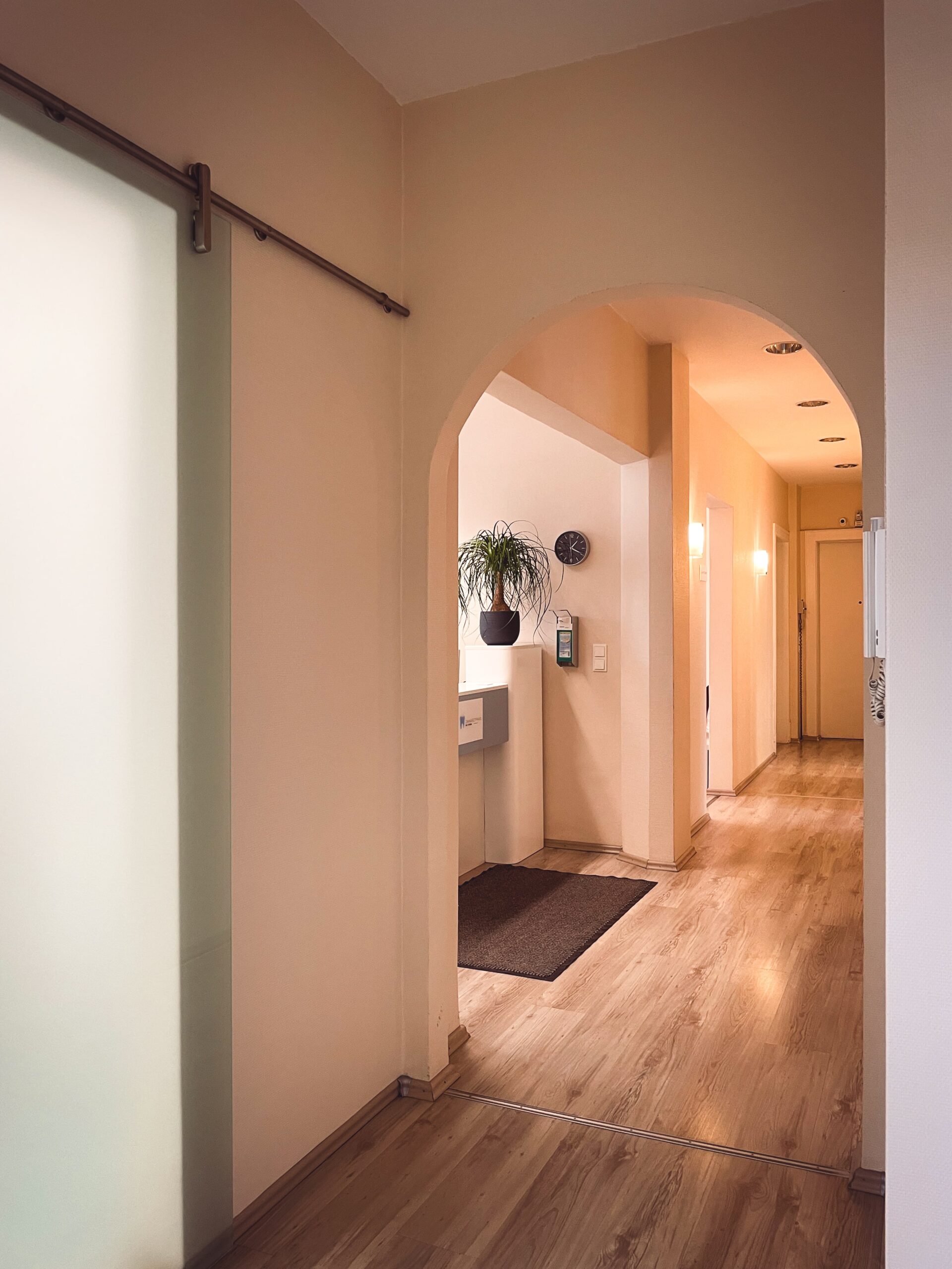 Flur Zahnarztpraxis Wohlfühlpraxis Frankfurt Angstpatient